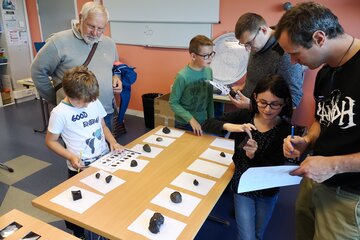 Les familles/les enfants pourront toucher les roches, pour comparer les météorites aux simples cailloux. Ce n'est pas aussi facile qu'on peut le penser !