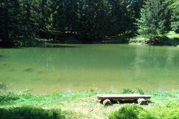 banc au bord de l'eau