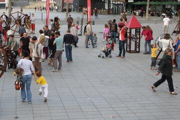 Instruments géants dans la rue à Rennes