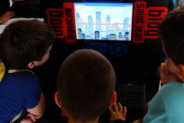 Enfants regardant un écran de jeu vidéo