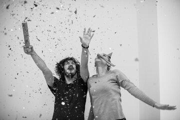un homme et une femme faisant la fête