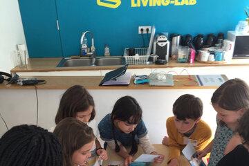 enfants discutant durant un lab school