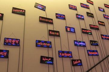 Musée de l'homme, panneaux indiquant "Bienvenue" dans toutes les langues
