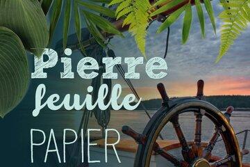 Le titre Pierre, feuille, papier sur un fond représentant le mer avec au premier plan une roue de navigation et des feuillages exotiques.