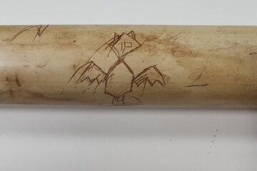 gravure sur bambou mariage, construction de case, deuil et vie quotidienne étaient gravés sur bambou