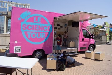 Photographie d'un camion du Science tour en activité.