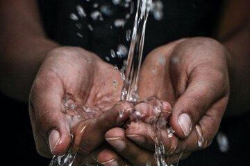 eau coule sur des mains