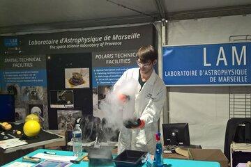 Fabrication de comète sur le stand du LAM ! Stand du LAM