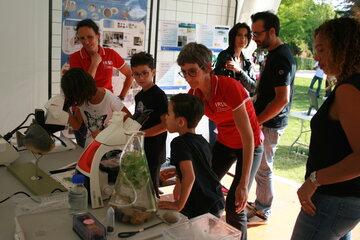 participants à l'atelier "augmenter le pouvoir de l'oeil" lors de la fête de la science 2018