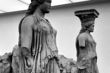 Photo en noir et blanc des moulages des caryatides de l'Erechteion