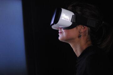 Immersion dans un casque de réalité virtuelle