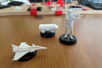 Figurines d'un avion de chasse, d'un char et d'un soldat