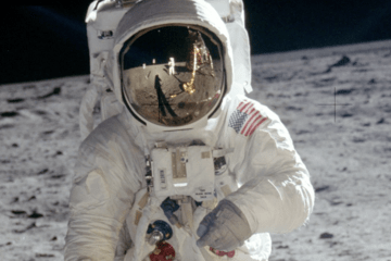 Apollo 11. Buzz Aldrin. Photo de Neil Armstrong dont l'image se reflète dans la visière du casque d'Aldrin à coté de celle du LM.