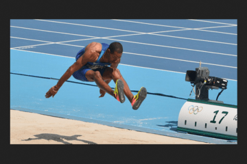 Christian Taylor dans son saut de 17,77 (4ème saut lors de la finale) à Rio 2016 - Citizen59 - CC BY 3.0