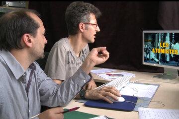 Les chercheurs Pierre Fournier et Pascal Cesaro à la table de montage.