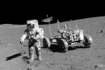 Apollo 15 - Dave Scott sur les pentes du Mont Hadley delta Apollo 15. Prélèvement d’un échantillon de roche par Dave Scott à la Station 6 sur les pentes du Mont Hadley delta. Photo de Jim Irwin