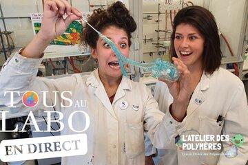 Texte en gras: L'atelier des Polymères, entouré par un châine polymère. Un petit boule de slime qui sourit est a côté du titre.