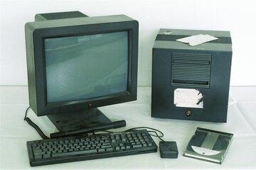 Le premier serveur WWW: en 1990, sur cette machine NeXT Tim Berners-Lee developpa le premier serveur WWW, le navigateur multimédia et l'éditeur web.