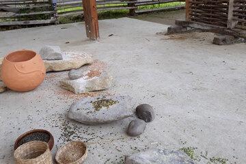 Mouture des céréales avec des meules en va-et-vient