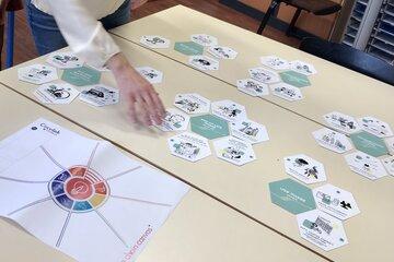 Jeu MyIoT disposé sur une table (des cartes et dessins)