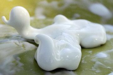 photo d'un morceau de maïzena mélangé à de l'eau