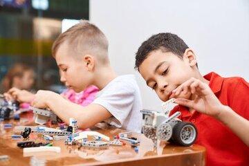 Des ateliers ludo-pédagogiques animés par les étudiants des associations étudiantes d'ISAE-Supméca à destination des élèves des écoles primaires Image d'ateliers ludo-pédagogiques