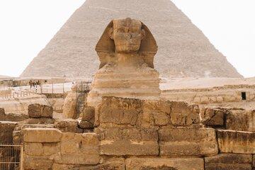 Le Sphinx devant une pyramide de Gizeh