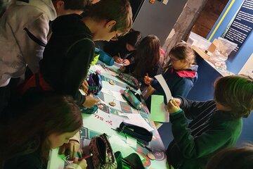 Groupe d'enfants en atelier