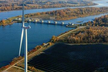 Parcs éolien et PV du Pouzin France, Ardeche (07), Le Pouzin, barrage du Pouzin sur le Rhone, parc photovoltaique, eolienne (vue aerienne)