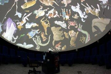 Sous le planétarium