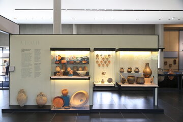 vue des vitrines du commerce au musée départemental Arles antique