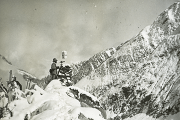 Joseph Vallot réalisant des mesures en haute montagne, sans date [1892-1902]