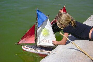Fillette avec bateau sur l'eau - Pixabay libre de droit