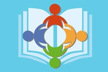 quatre bonhommes se tiennent les bras en formant un cercle sortant d'un livre