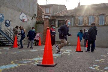 Bien leur sert de courir, ils vont s'instruire à point.