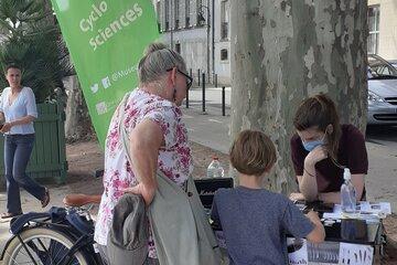 velo porteur avec une médiatrice et une adulte et un enfant devant