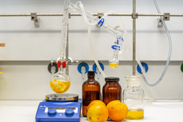 Montage d'hydrodistillation de l'écorce d'orange pour extraire le limonène