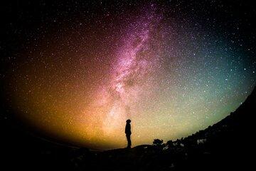 Vue du ciel Homme regardant le ciel