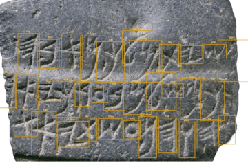 photo d'une pierre gravée avec des inscriptions anciennes 