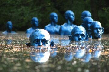 Visuel de l'installation où l'on peut voir les sculptures à différents niveaux d'immersion