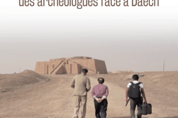 affiche du documentaire -  3 personnes marchant vers 1 pyramide mésopotamienne