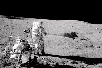 L'astronaute Alan Shepard extrait un carottage de sol lunaire d’une profondeur de 1 m lors de la mission Apollo 