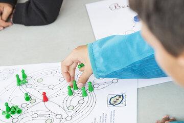 élève jouant à des jeux mathématiques élève jouant à des jeux mathématiques