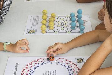 élèves jouant à des jeux mathématiques élèves jouant à des jeux mathématiques