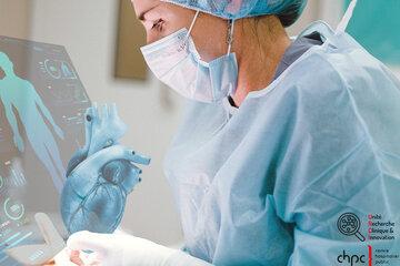 Chirurgienne visualisant un cœur en réalité augmentée