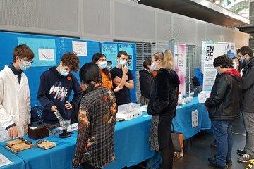Stand du LAS - Village des sciences 2021 Photo des élèves de Cordée des sciences présentant leurs ateliers au Village des sciences - Mulhouse 2021