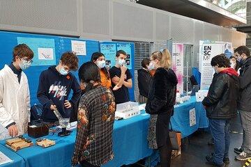 Photo des élèves de Cordée des sciences présentant leurs ateliers au Village des sciences - Mulhouse 2021