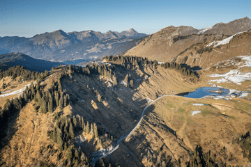 Vue aérienne de la colline de Ranfolly et des laves en coussin du col de Joux Plane