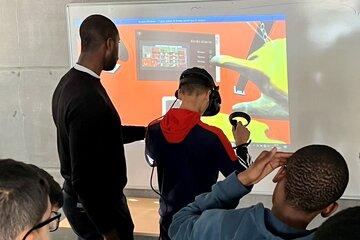 Un jeune en situation de réalité virtuelle