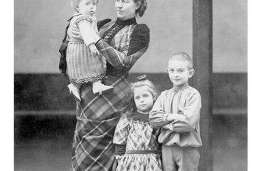 Jeanne Desparmet-Ruello avec ses trois enfants
